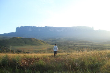 homem com monte roraima ao fundo, no acampamento tek, no primeiro dia de trekking para o cume,...
