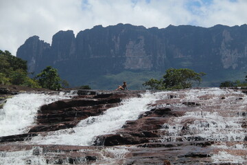 mulher em cachoeira com monte roraima ao fundo, parque nacional canaima, venezuela 