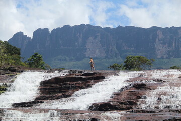 mulher em cachoeira com monte roraima ao fundo, parque nacional canaima, venezuela 