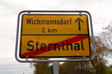 Obraz premium Ortsausgangsschild von Sternthal nach Wichmansdorf - Gemeinde Boitzenburger Land - Landkreis Uckermark 