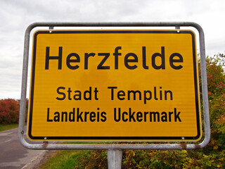 Obraz premium Ortseingangsschild von Herzfelde - Stadt Templin - Landkreis Uckermark 
