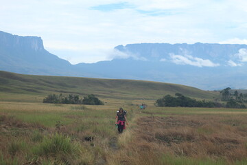 Obraz premium mulher no trekking para monte roraima, venezuela