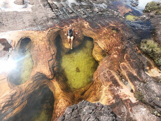 mulher em pisicina natural (jacuzzi) no monte roraima, venezuela 