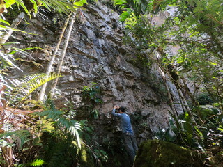 pessoa tocando no monte roraima, no terceiro dia de trekking