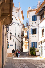Enge Gassen in der Altstadt von Sitges, Spanien