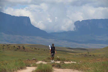 homem em trekking até o monte roraima, venezuela 