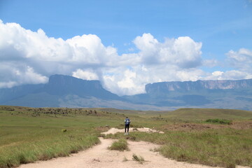 homem em trekking até o monte roraima, venezuela 