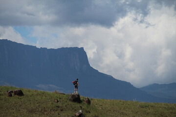 turista em trekking para monte roraima, parque nacional canaima, venezuela 