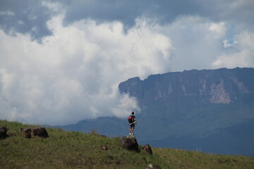 turista em trekking para monte roraima, parque nacional canaima, venezuela 