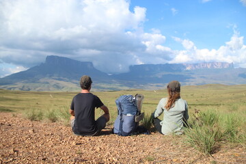 casal em trekking para monte roraima, venezuela 