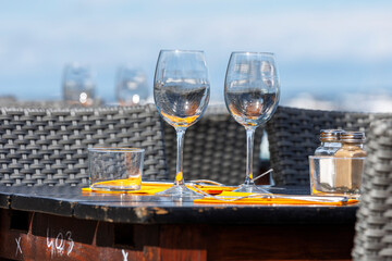 Gros plan d'une table de restaurant sur une terrasse