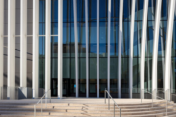 Obraz premium Tel Aviv, Israel - October 7, 2024: Facade of the Roman Abramovich Nanoscience and Nanotechnology building. Tel Aviv University campus. Reflection