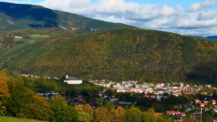 Obraz premium Gloggnitz, Stadt in den Bergen, Semmering- Rax Region