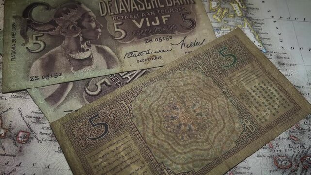 Front and back view of the 5 guilder wayang banknote.