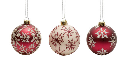 Tres preciosas bolas de navidad de diferentes colores, diseño y decoraciones, colgadas de un hilo dorado, sobre fondo blanco