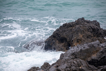 태풍이 다가오는 대한민국 동해안 후포항의 바닷가 갯바위와 방파제, 테트라포트,
