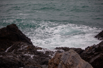 태풍이 다가오는 대한민국 동해안 후포항의 바닷가 갯바위와 방파제, 테트라포트,
