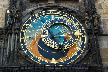 Obraz premium Antique large ancient astronomical clock, historical architecture in the capital of the Czech Republic Prague with a large dial on the wall.
