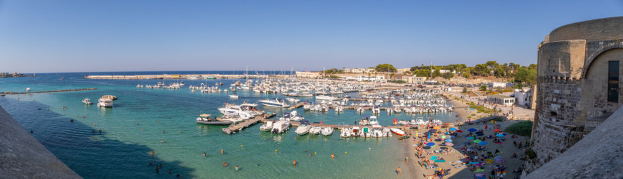 Panorama sur le port d'Otranto et la Spiaggia Bastioni depuis la Torre Matta du Castello Aragonese, &agrave; Otranto, Italie