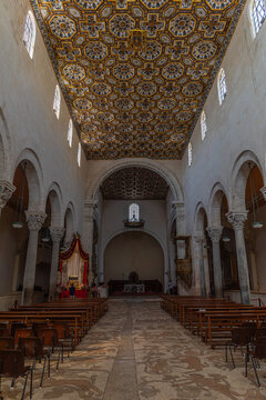 Plafond &agrave; caissons bleu et or et mosa&iuml;ques de la Cath&eacute;drale Notre-Dame de l'Annonciation, &agrave; Otranto, Italie