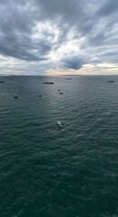 태국 파타야 해변의 에메랄드빛 바다와 평화로운 해안선 풍경