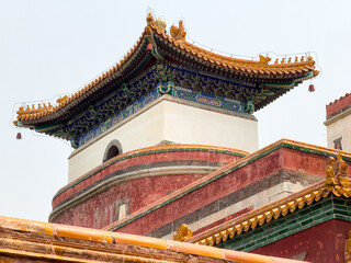Fototapeta premium The stunning architectural detail found in traditional Chinese roof designs is truly captivating