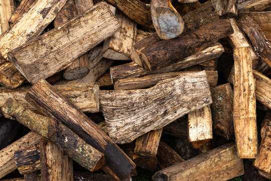 Gros plan sur un tas de bois de chauffage, de b&ucirc;ches coup&eacute;e et empil&eacute;es