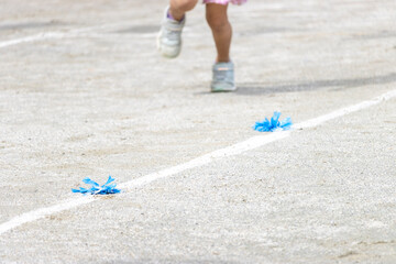 運動会で走る園児の足元