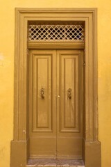 Obraz premium An old wooden blue door in a Mediterranean setting in a historic town in Italy.
