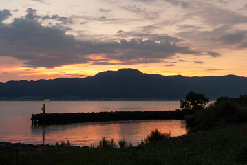 Obraz premium 夕焼けに染まる琵琶湖 湖岸道路の風景 滋賀県草津市