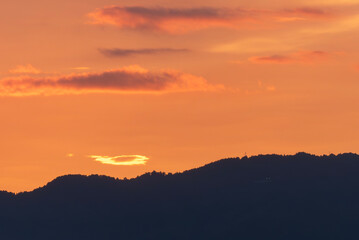 夕焼けに染まる琵琶湖　湖岸道路の風景　滋賀県草津市