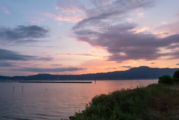 夕焼けに染まる琵琶湖　湖岸道路の風景　滋賀県草津市