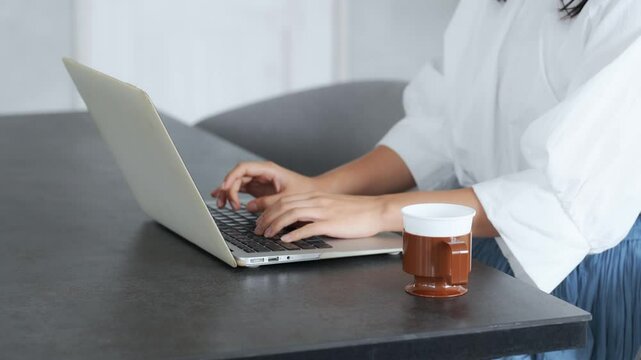 ノートパソコン、PC、女性、仕事、オフィス、副業、入力、キーボード、手元、メール、検索、テキスト、文章、レポート、カジュアル、デスクワーク、事務、バックオフィス、転職、クローズアップ、日本人、働く、カフェ、編集、記事、記者、ライター、ブログ、SNS、在宅ワーク、フレックス、ライティング、文字起こし、フリーランス、web、インターネット、オンライン、コラム、コピーライター、ビジネス、ビジネスパーソン
