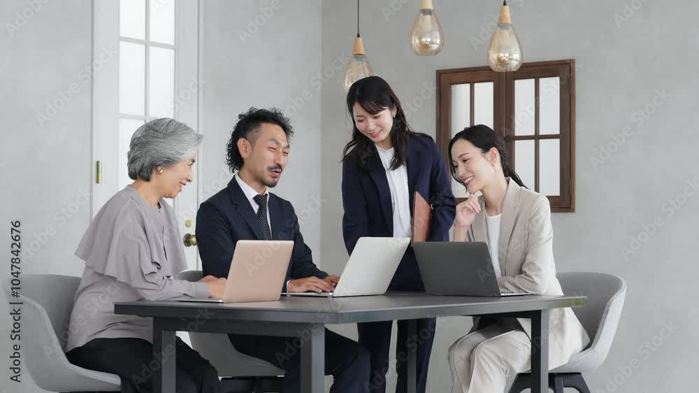 Aufkleber ビジネス、会議、ミーティング、ビジネスマン、ビジネスウーマン、団結、日本人、オフィス、経営、マネジメント、中小企業、人材、DX、グループ、ビジネスパーソン、チームワーク、チーム、職場、仕事、会社、企業、打ち合わせ、相談、管理職、経営者、男性、女性、協力、同僚、仲間、スタッフ、就職、転職、笑顔、ポジティブ、検討、世代、社長、会話、コミュニケーション、プロジェクト、ノートパソコン、研修、コンサル、レッ