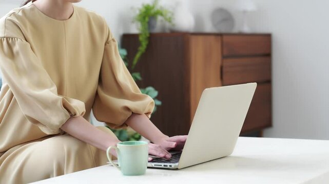 ノートパソコン、DX、PC、IT、女性、インターネット、検索、副業、フリーランス、動画、編集、カジュアル、仕事、リビングルーム、在宅ワーク、在宅勤務、リモートワーク、テレワーク、カフェ、自宅、日本人、ライター、記事、ライティング、テキスト、キーボード、タイピング、相談、メール、オンライン、web、デジタル、データ、リサーチ、SOHO、コワーキングスペース、インテリア、室内、オフィス、ロビー、ラウン