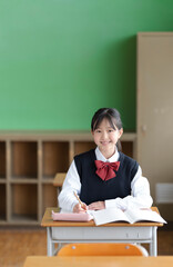 教室で勉強する笑顔の女子中学生