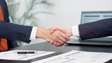 ミーティングで握手をするビジネスマン