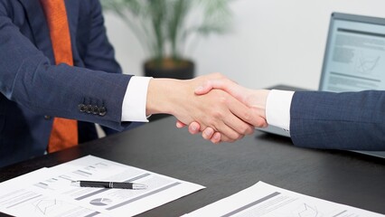 ミーティングで握手をするビジネスマン