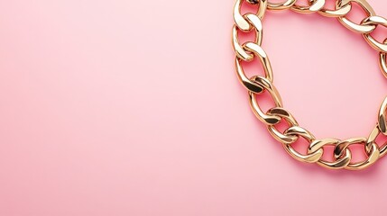 Obraz premium Elegant Gold Chain on a Soft Pink Background