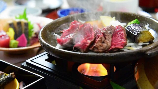 日本料理　牛肉を陶板焼きで調理