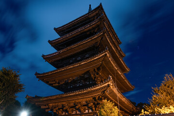 京都祇園の夜景(八坂の塔と京町屋)