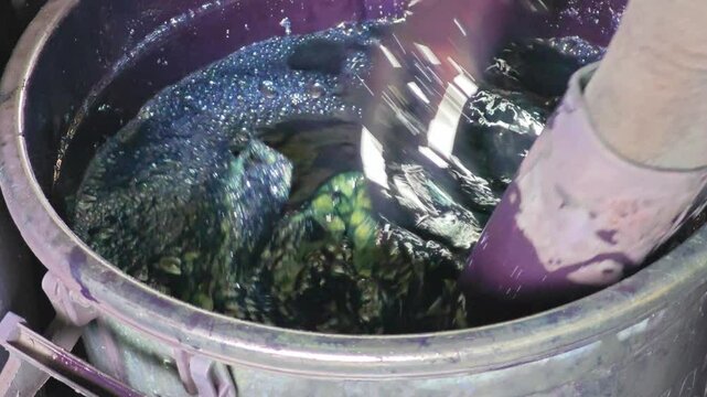 How to dye indigo fabric with wax painting