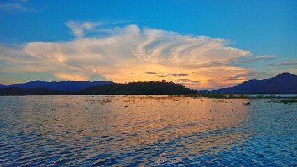 Obraz premium sunset over the lake