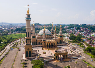 Naklejka premium Aerial view of Baitul Muttaqien Mosque, the biggest mosque and islamic center in Samarinda, East Kalimantan, Indonesia. Located on the banks of the Mahakam River.