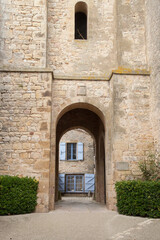 Obraz premium Porte d’entrée du village de Puycelsi dans le département du Tarn et Garonne