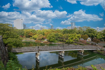 大阪城公園の極楽橋とオフィスビル