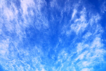 澄んだ青空と舞うような白い雲