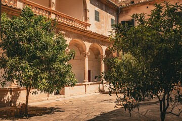 Fototapeta premium Mediterranean Courtyard with Arches and Greenery