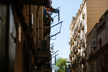 Eine enge Gasse im Stadtviertel Barceloneta, Barcelona, Spanien