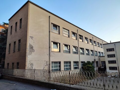 Benevento - Facciata posteriore della Scuola Media Federico Torre in Via Nicola Sala